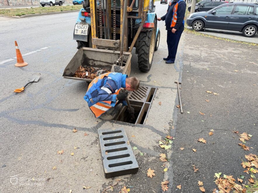 У Дніпрі після сильної зливи очищають дощоприймачі від листя та сміття