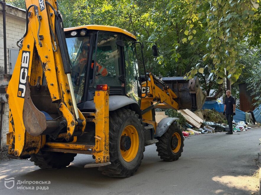 У Дніпрі пояснили, чому гілки та стовбури дерев не можна залишати біля контейнерів