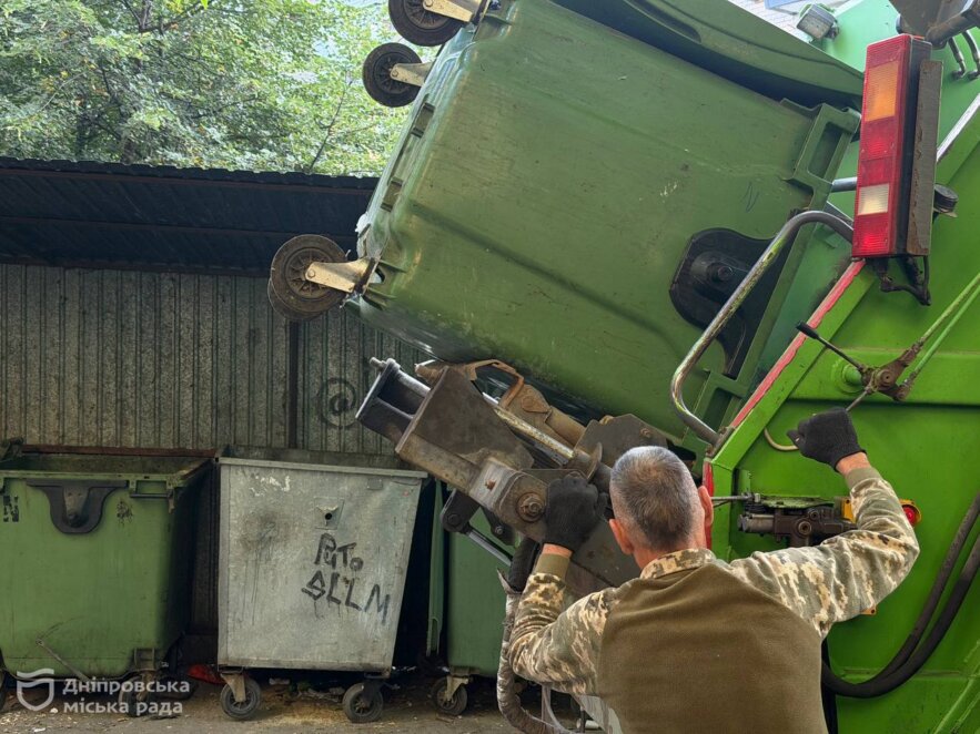 У Дніпрі пояснили, чому гілки та стовбури дерев не можна залишати біля контейнерів