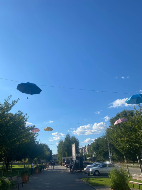 У Дніпрі в сквері Усачова розікрали нову фотозону з парасольками