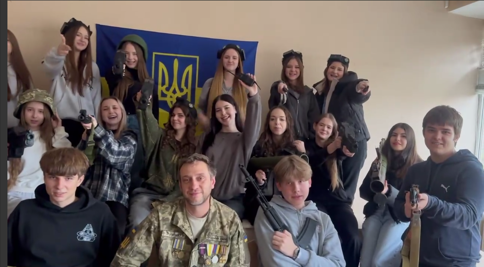 ЕКСКЛЮЗИВ
                                Георгій Столяренко ділиться з учнями військовим досвідом: історія вчителя з Дніпра