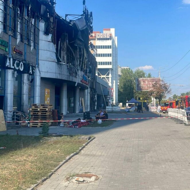 У Дніпрі комунальники завершили прибирання біля пошкодженого росією ТЦ на Перемозі