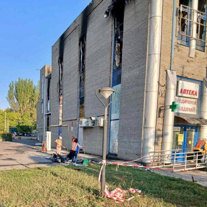 У Дніпрі комунальники завершили прибирання біля пошкодженого росією ТЦ на Перемозі
