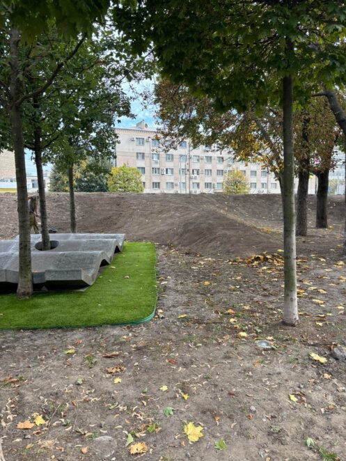 У Дніпрі у сквері на Слобожанському проспекті укладають рулонний газон