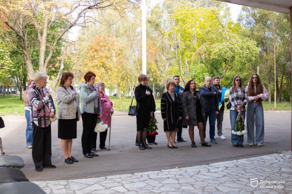 У гімназії № 25 Дніпра відкрили меморіальну дошку на честь захисника Олександра Дубовика