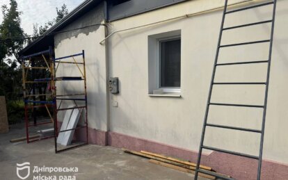 Дахи, вікна, двері: у Дніпрі відновлюють приватні будинки після російських атак.