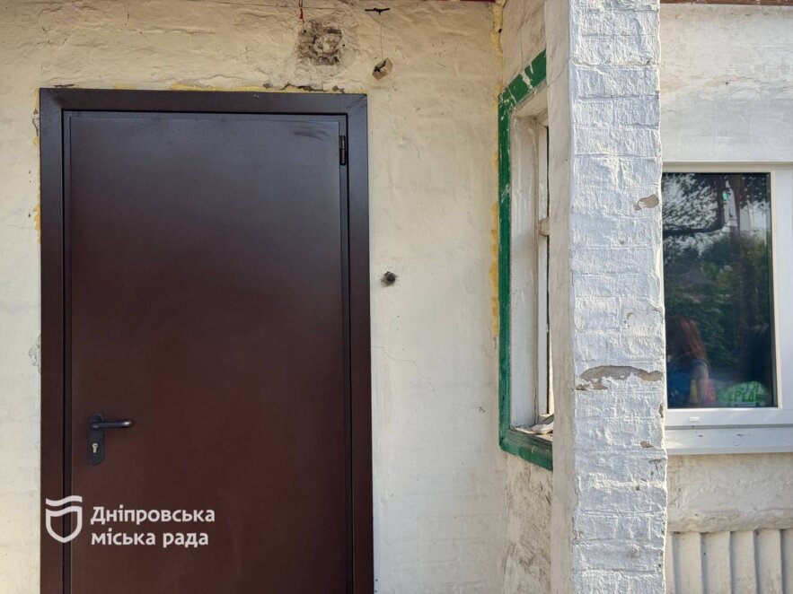 Дахи, вікна, двері: у Дніпрі відновлюють приватні будинки після російських атак.