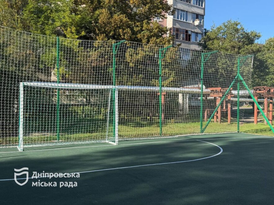 Нові ворота, огорожа, розмітка: у Дніпрі оновили футбольне поле на вул. Новорічній
