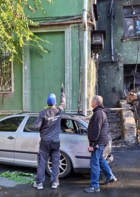 У Дніпрі комунальники ліквідують наслідки обстрілу: у будинку відновили водопостачання