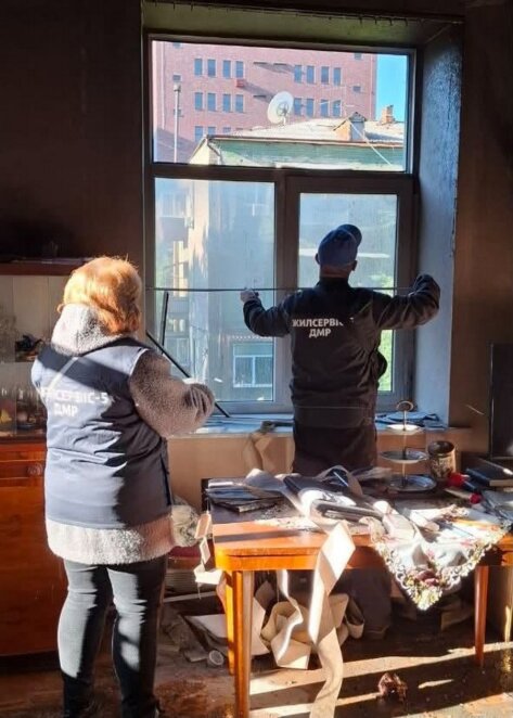У Дніпрі комунальники ліквідують наслідки обстрілу: у будинку відновили водопостачання