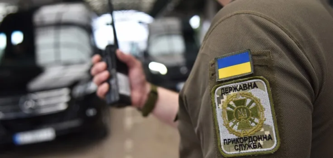 Виїзд чоловіків за кордон з 1 жовтня: хто має право