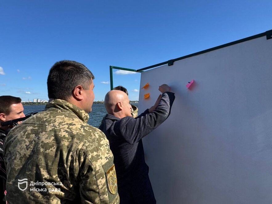 «Під захистом ДШВ»: на набережній Дніпра відкрили 18 марунових парасольок