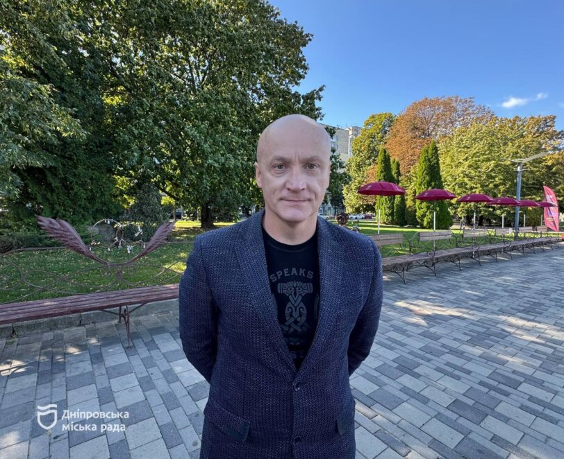 «Під захистом ДШВ»: на набережній Дніпра відкрили 18 марунових парасольок