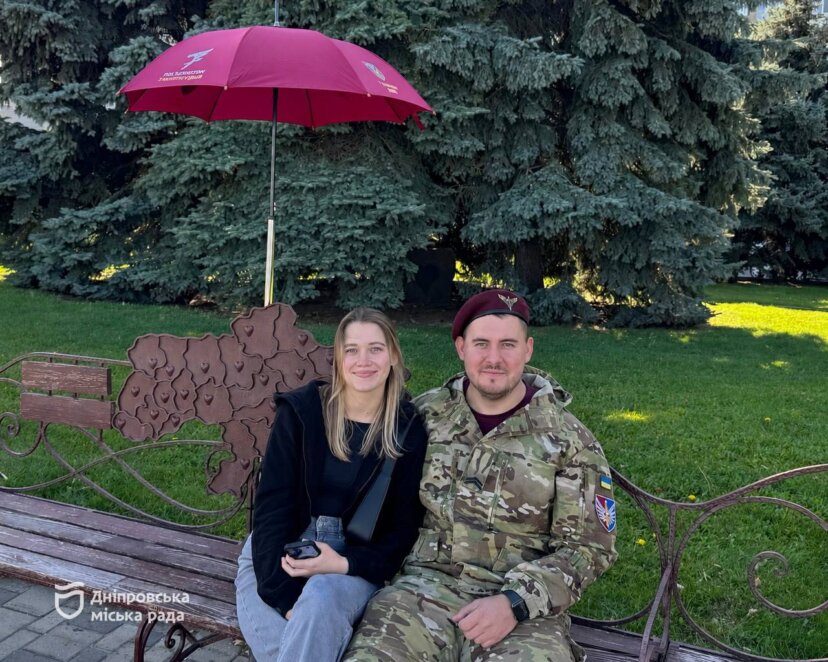 «Під захистом ДШВ»: на набережній Дніпра відкрили 18 марунових парасольок