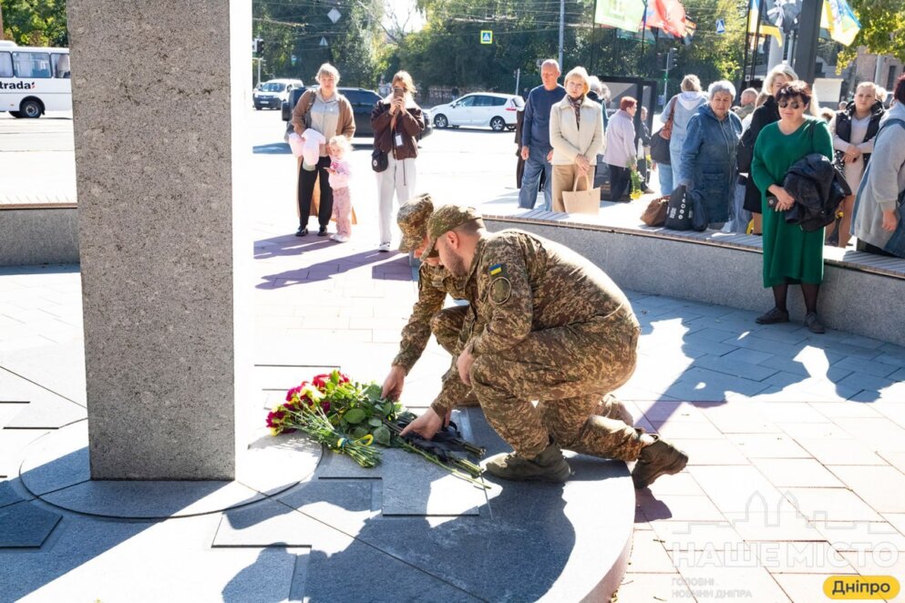 ЕКСКЛЮЗИВ
                                У Дніпрі відкрили пам’ятний знак захисникам і захисницям України