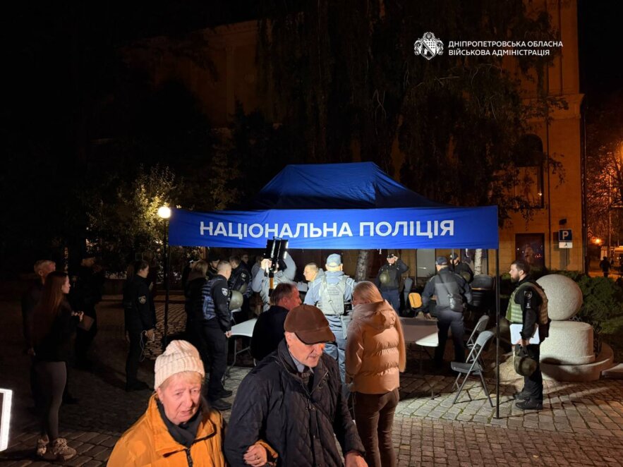 Вигоріло декілька квартир та автівки: що відомо про наслідки атаки у Дніпрі