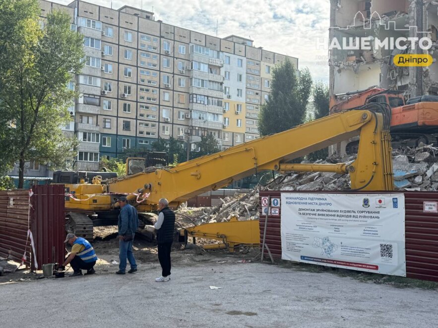 ЕКСКЛЮЗИВ
                                Проведено головний етап демонтажу: на пр. Героїв, 46 відокремили зруйнований «шахедом» під’їзд від решти будинку