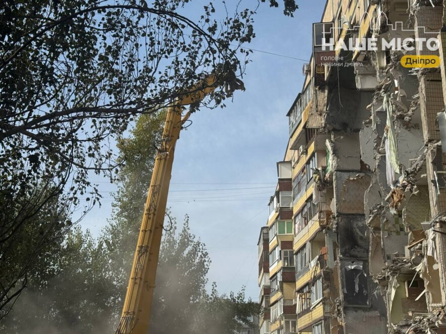 ЕКСКЛЮЗИВ
                                Проведено головний етап демонтажу: на пр. Героїв, 46 відокремили зруйнований «шахедом» під’їзд від решти будинку
