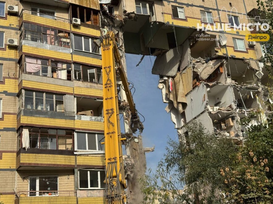 ЕКСКЛЮЗИВ
                                Проведено головний етап демонтажу: на пр. Героїв, 46 відокремили зруйнований «шахедом» під’їзд від решти будинку