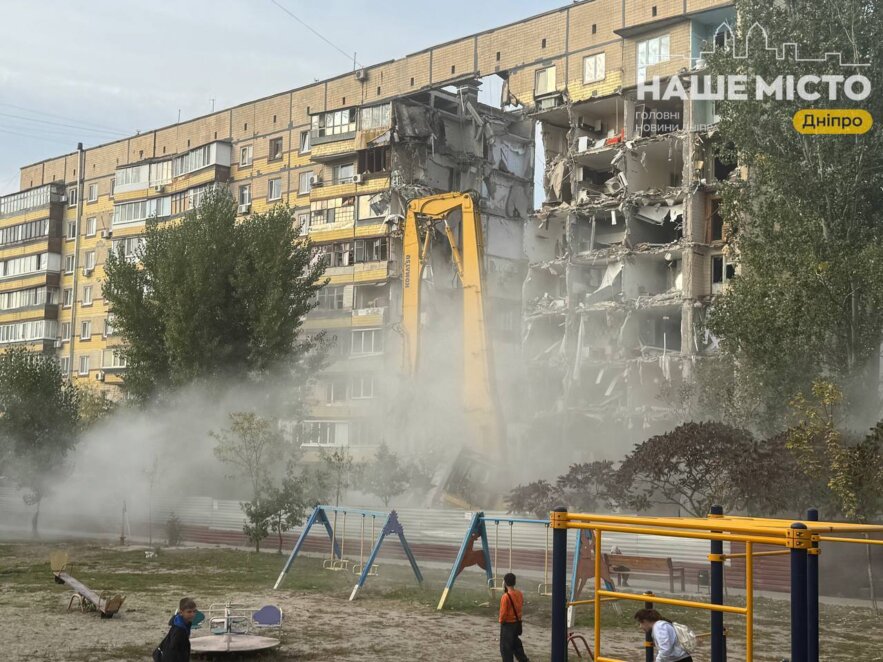 ЕКСКЛЮЗИВ
                                Проведено головний етап демонтажу: на пр. Героїв, 46 відокремили зруйнований «шахедом» під’їзд від решти будинку