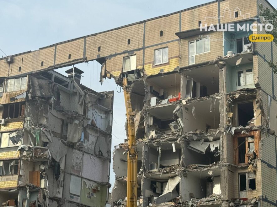 ЕКСКЛЮЗИВ
                                Проведено головний етап демонтажу: на пр. Героїв, 46 відокремили зруйнований «шахедом» під’їзд від решти будинку