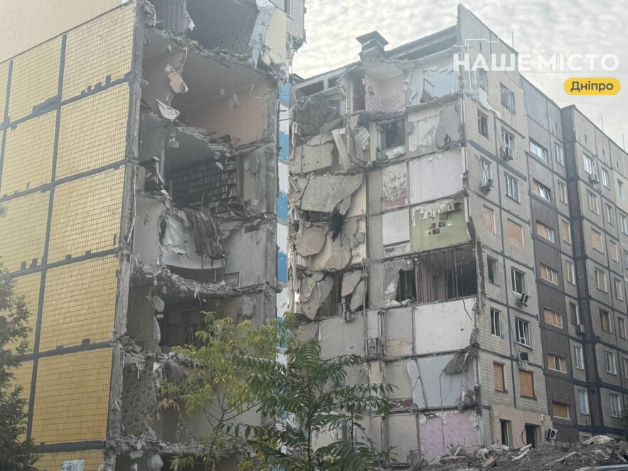 ЕКСКЛЮЗИВ
                                Проведено головний етап демонтажу: на пр. Героїв, 46 відокремили зруйнований «шахедом» під’їзд від решти будинку