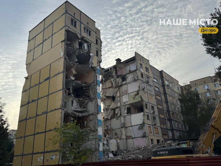 ЕКСКЛЮЗИВ
                                Проведено головний етап демонтажу: на пр. Героїв, 46 відокремили зруйнований «шахедом» під’їзд від решти будинку