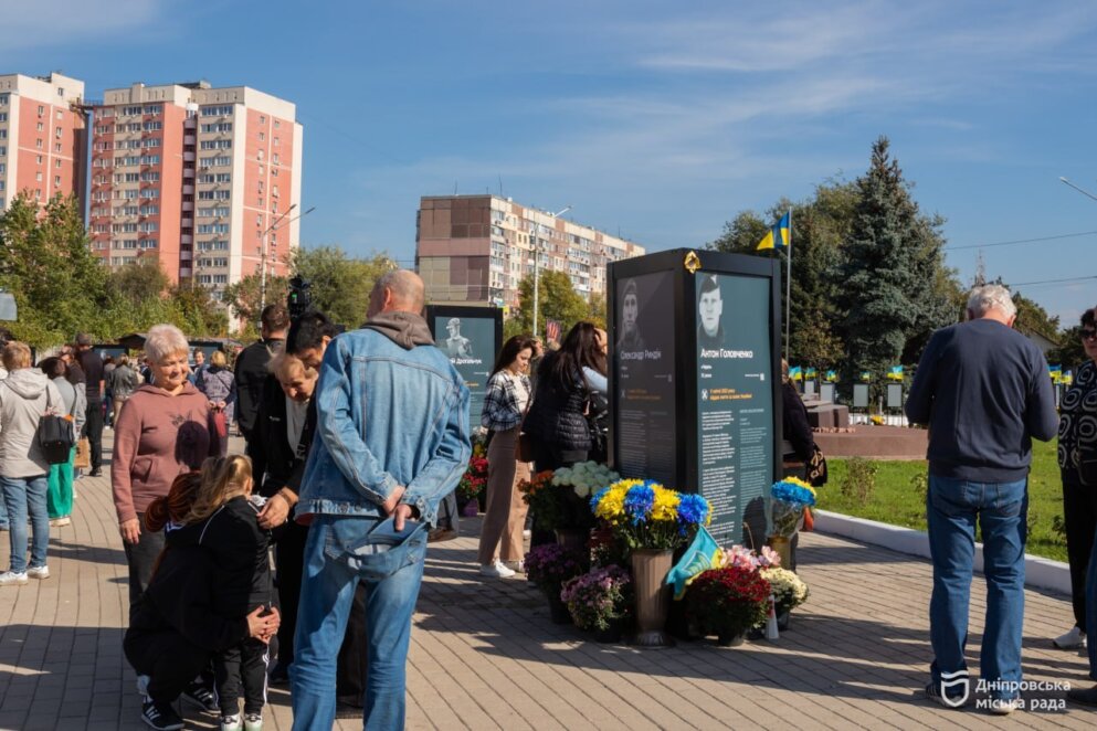 ОФІЦІЙНО                У Новокодацькому районі на Алеї пам’яті відкрили нову частину проєкту «Історії Героїв»