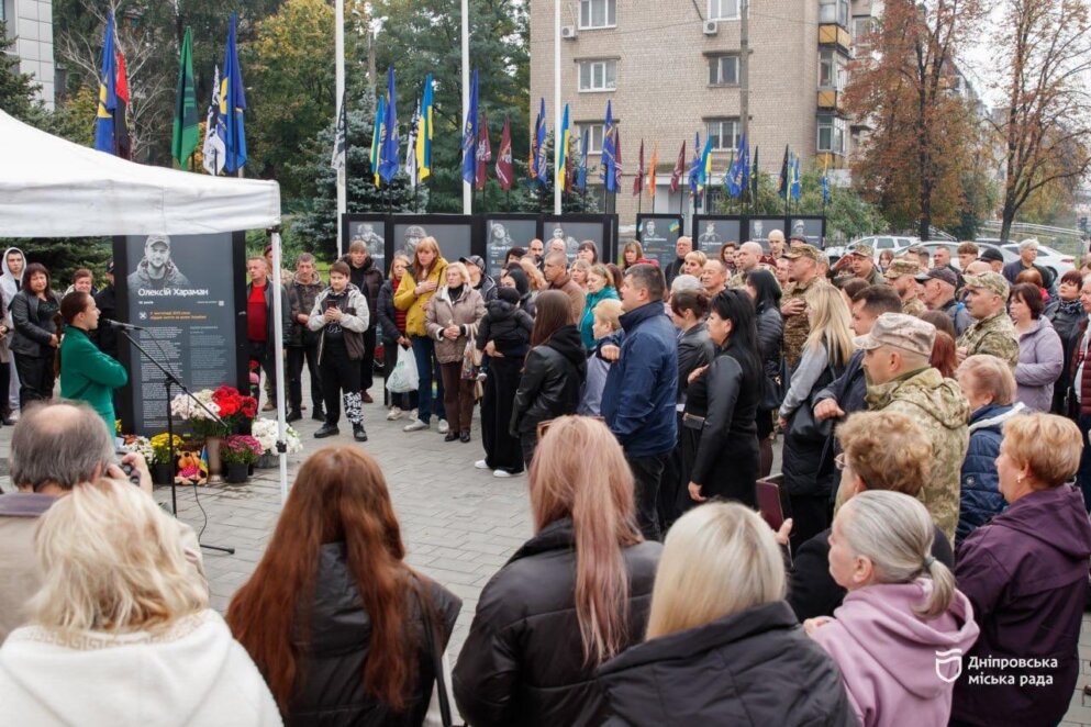 ОФІЦІЙНО                У Дніпрі відкрили третю частину проєкту «Історії Героїв» із 36 історіями полеглих воїнів