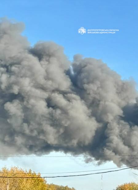 Ворог знову вдарив по Дніпру: спалахнула пожежа, є поранені