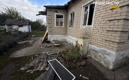У Дніпрі ворожий снаряд влучив поруч із приватними будинками: що відбувається на місці подій