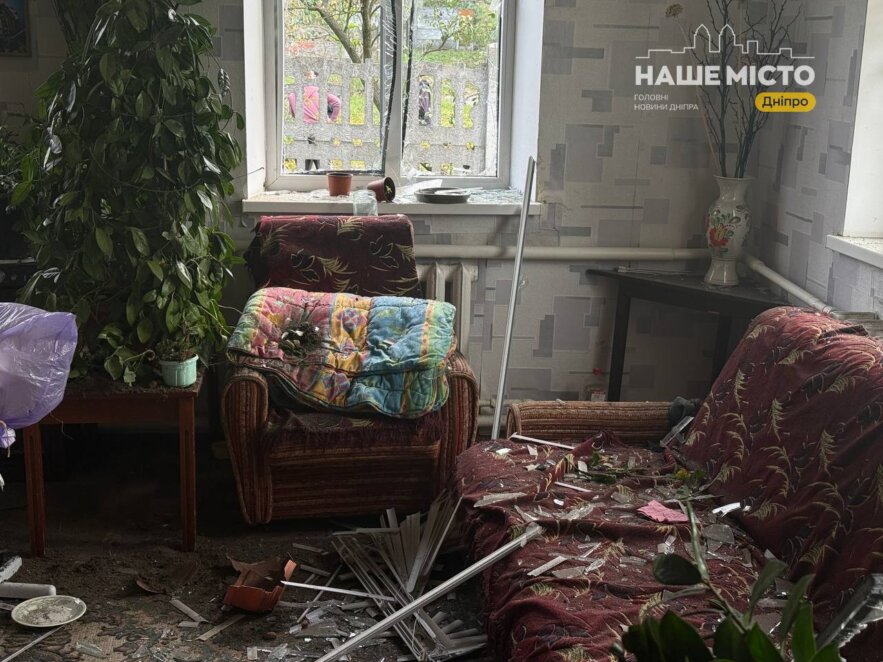 ЕКСКЛЮЗИВ
                                У Дніпрі ворожий снаряд влучив поруч із приватними будинками: що відбувається на місці подій