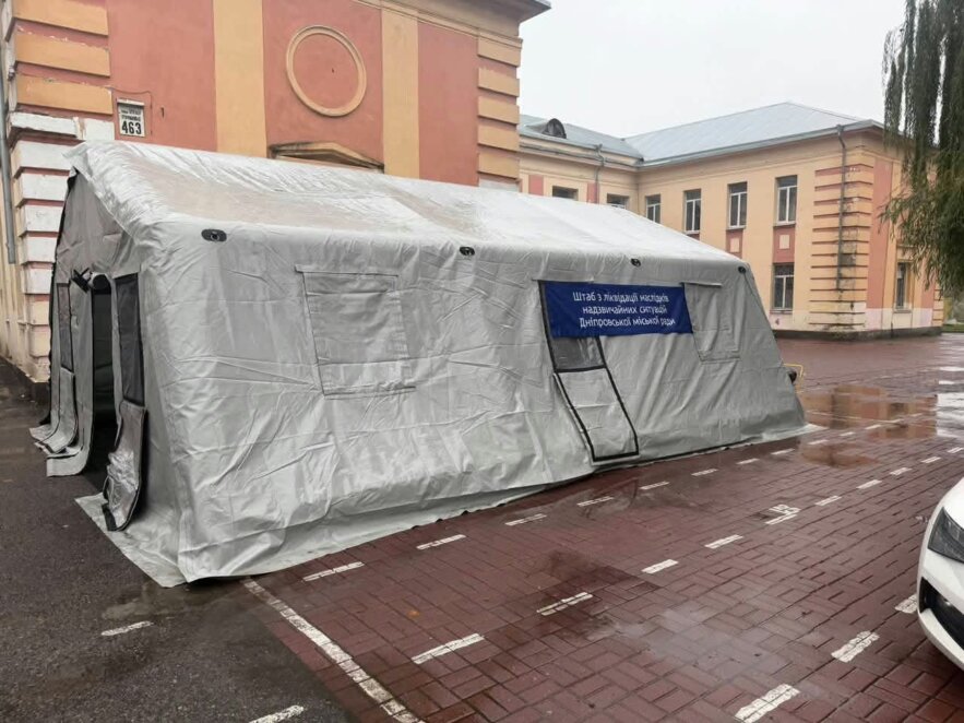 У Дніпрі розгорнули додаткові Пункти Незламності у районах, де світла немає вже дві доби