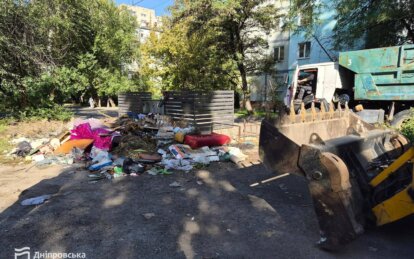 Понад 10 кубометрів сміття: у Дніпрі прибрали чергове стихійне звалище