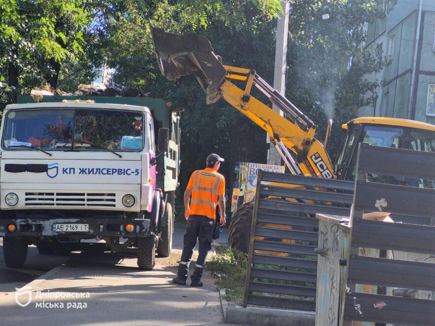 Понад 10 кубометрів сміття: у Дніпрі прибрали чергове стихійне звалище
